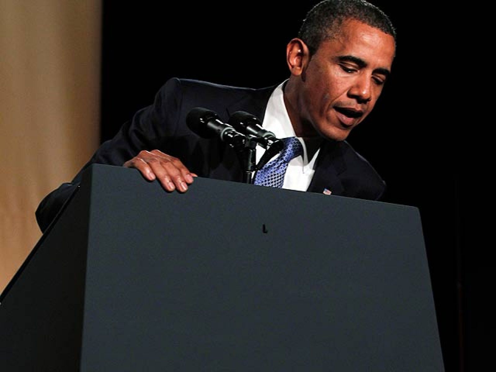 Obama sale del paso con humor | Ver