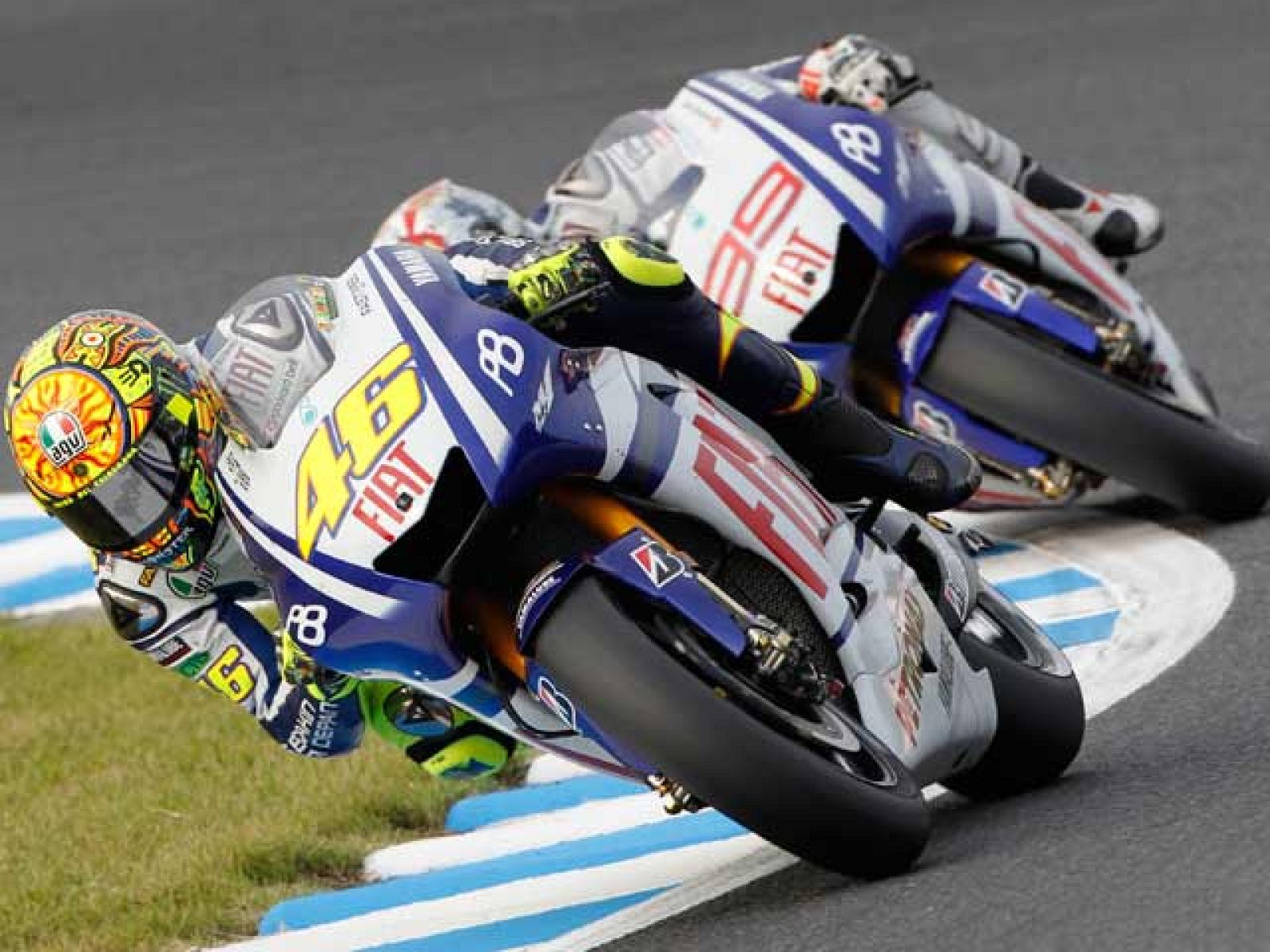 Así vivieron los comentaristas de diferentes televisiones europeas el duelo Rossi-Lorenzo de Motegi.