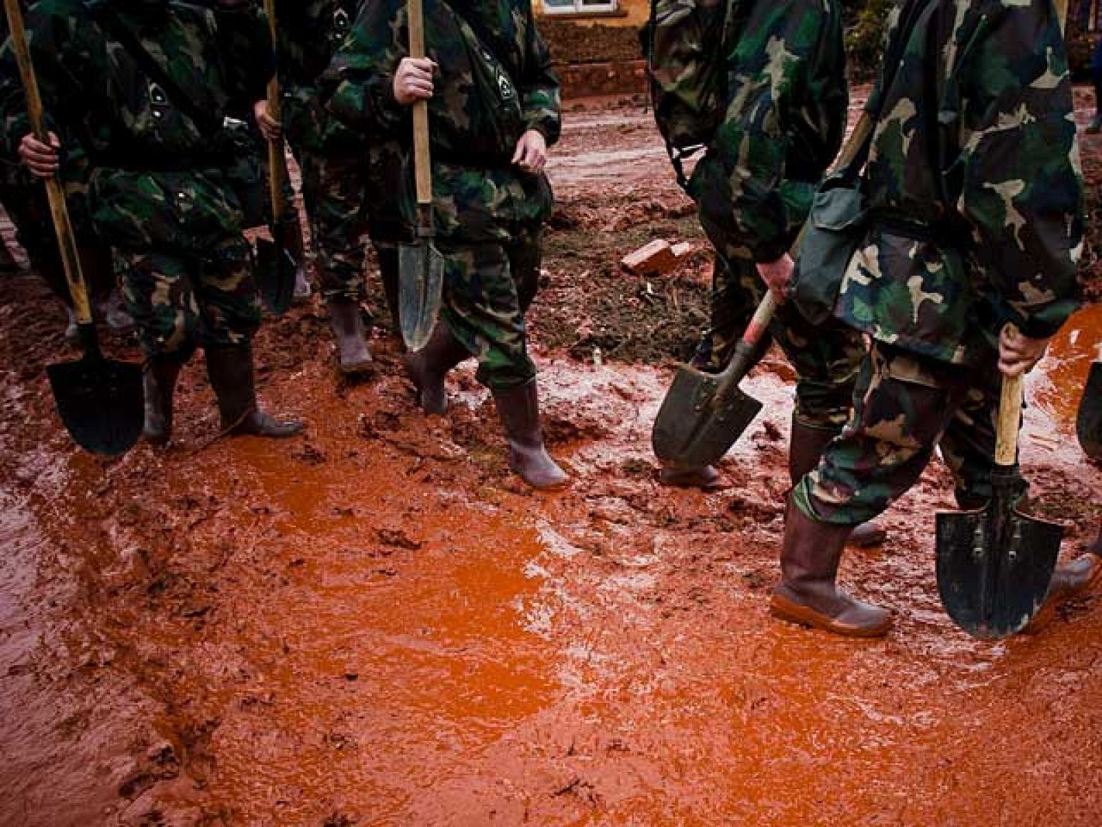 Las tareas de limpieza del derrame tóxico de Hungría podrían durar más de un año | Ver