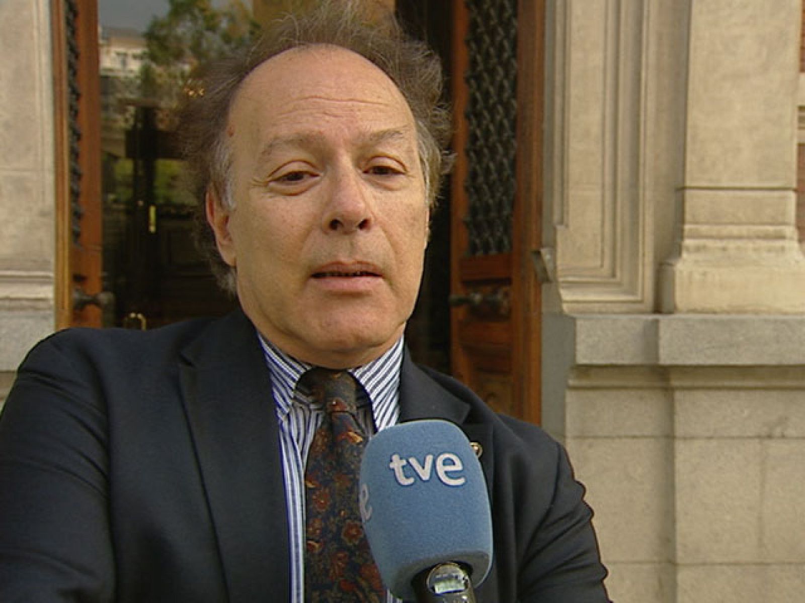 Los académicos de la lengua felicitan a Mario Vargas Llosa | Ver