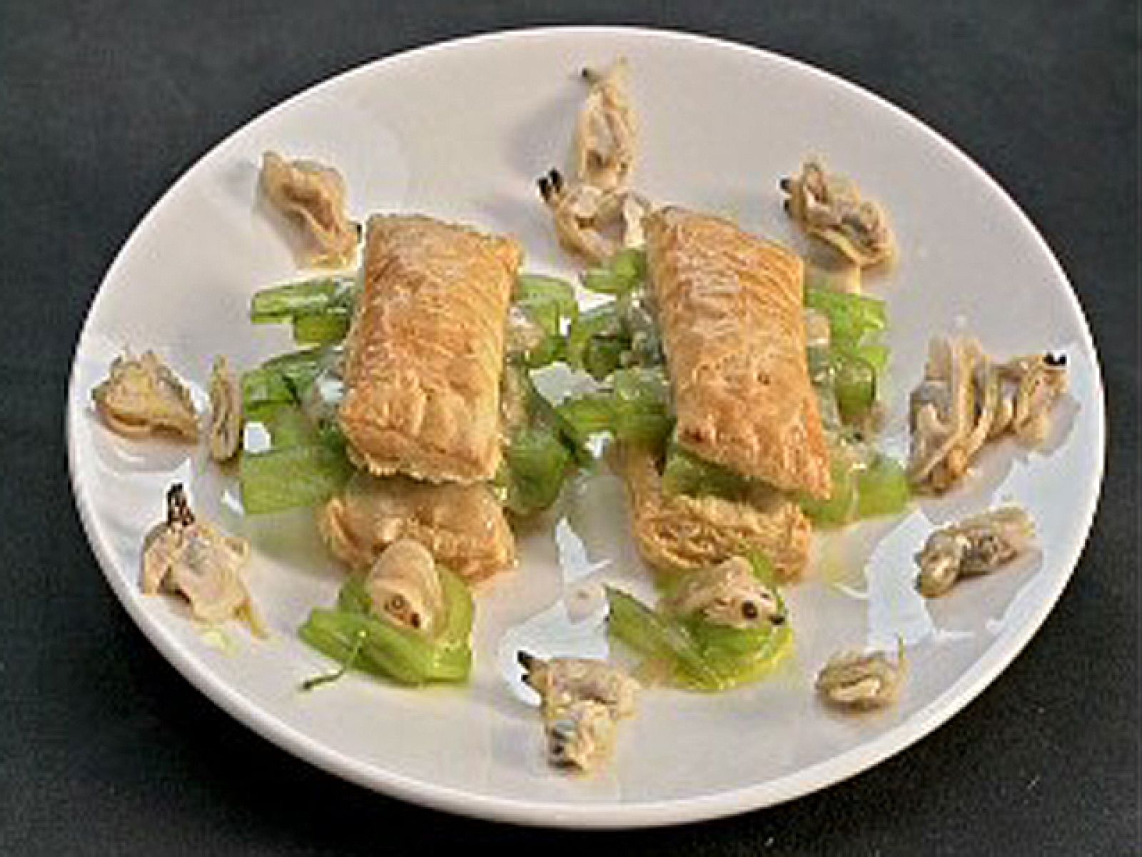 Un país para comérselo - Hojaldre relleno de borraja y almejas a la sidra - RTVE Cocina | Ver