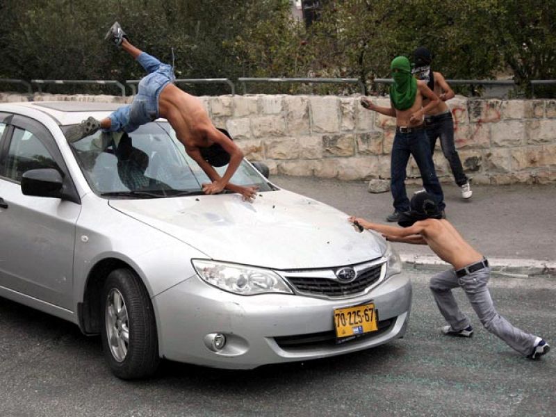 Un israelí atropella a dos niños que protestaban a pedradas por la muerte de dos miembros de Hamás | Ver