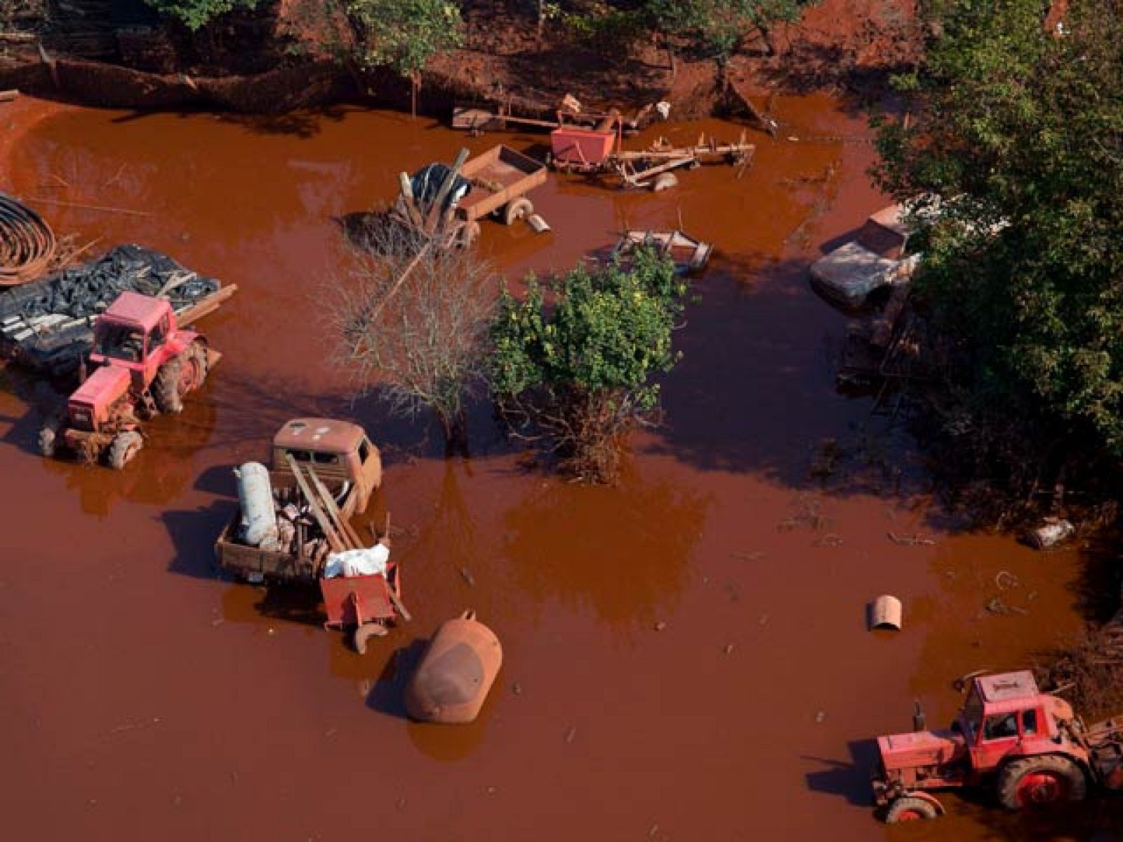 Ascienden a siete los muertos por el vertido tóxico de Hungria | Ver