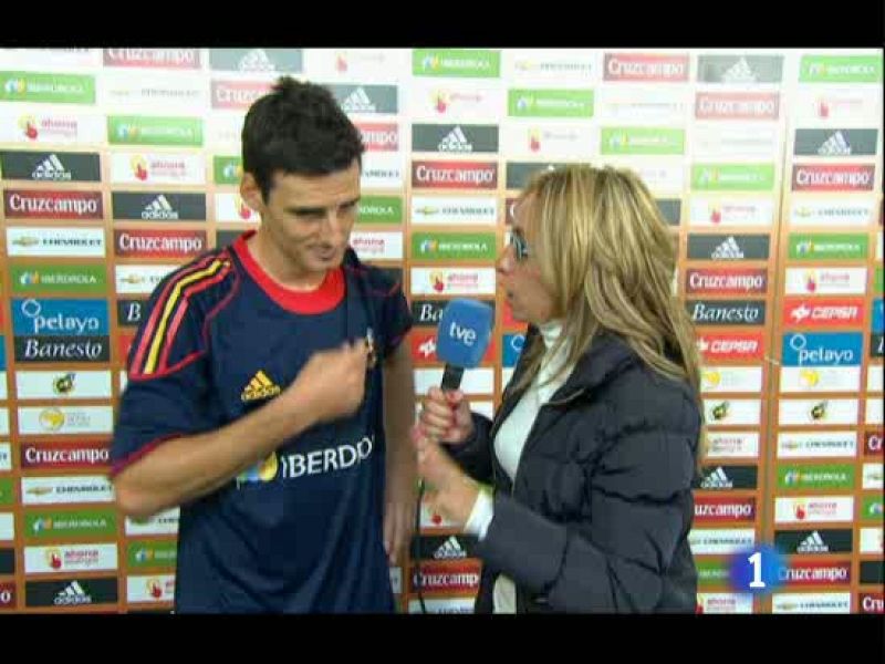 El debutante Aduriz pudo lucir el 9 de 'La Roja' y a punto estuvo de marcar. El donostiarra reconoció que antes del partido Del Bosque le dijo que "estuviera tranquilo".