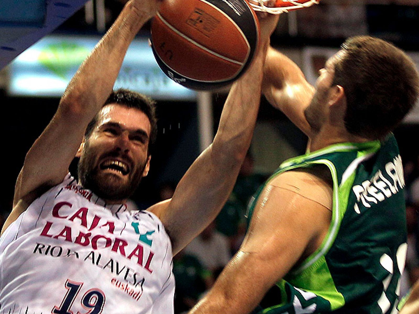 El Unicaja de Málaga se ha asentado en la parte alta de la tabla al derrotar al Caja Laboral, a pesar del gran partido de San Emeterio, que lideró a los suyos con 30 puntos.