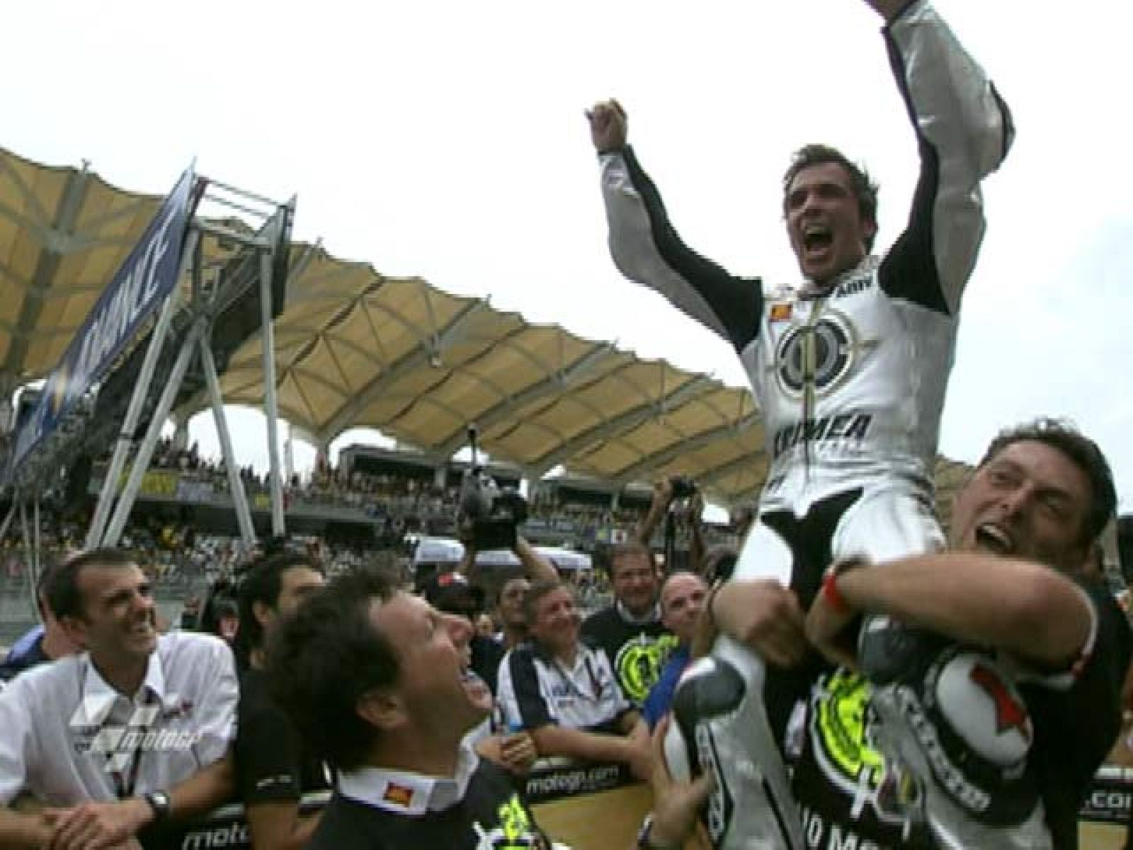 Toni Elías, que se ha proclamado campeón del mundo de Moto2 en Malasia, asegura que "ha sido muy duro" y que "no me lo creo".