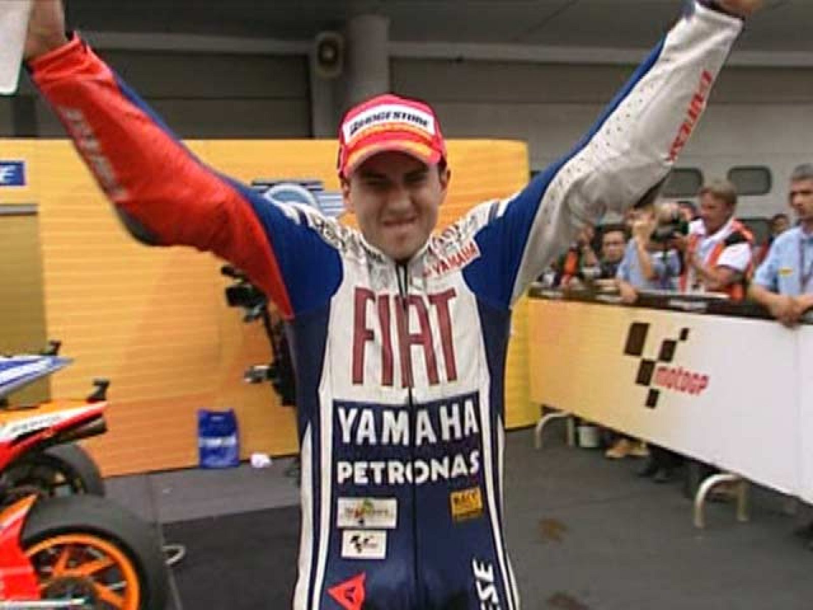Jorge Lorenzo no puedo contener la alegría en el circuito de Sepang después de proclamarse campeón del mundo de MotoGP.