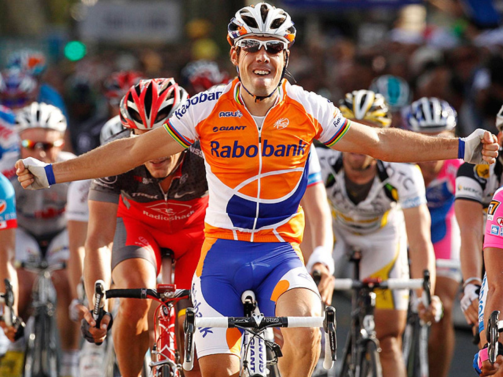 El ciclista español Óscar Freire se ha convertido en el primer español en adjudicarse la Paris-Tours, una clásica con 114 años de historia.