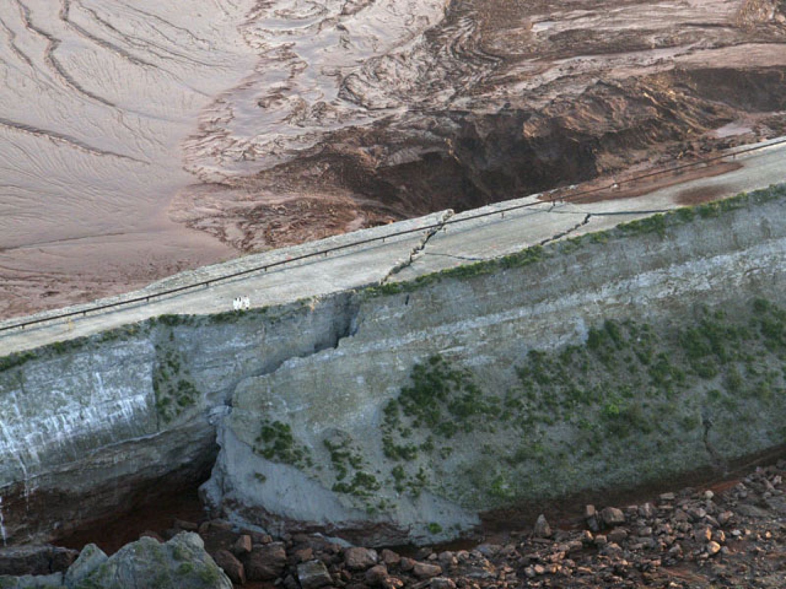 Hungría lucha contrarreloj para construir un dique de contención del vertido