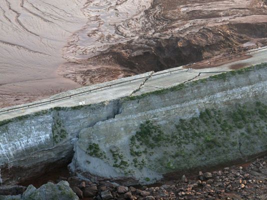  - Hungría construye dique por vertido
