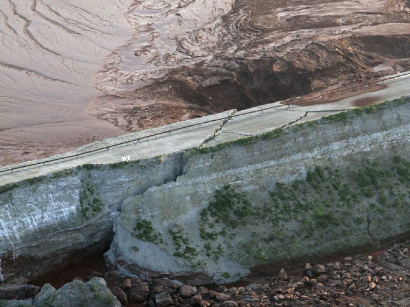 Hungría lucha contrarreloj para construir un dique de contención del vertido