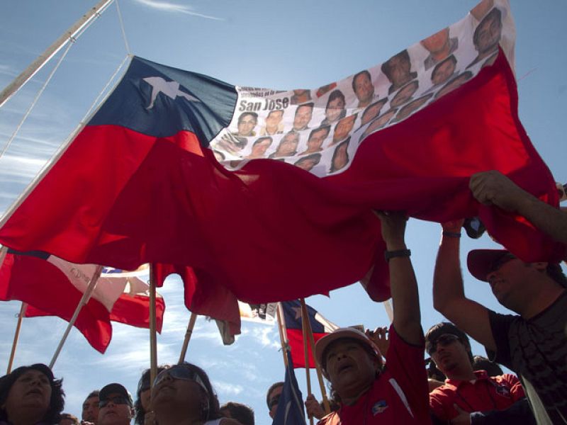 Los mineros chilenos atrapados en la mina se muestran optimistas | Ver