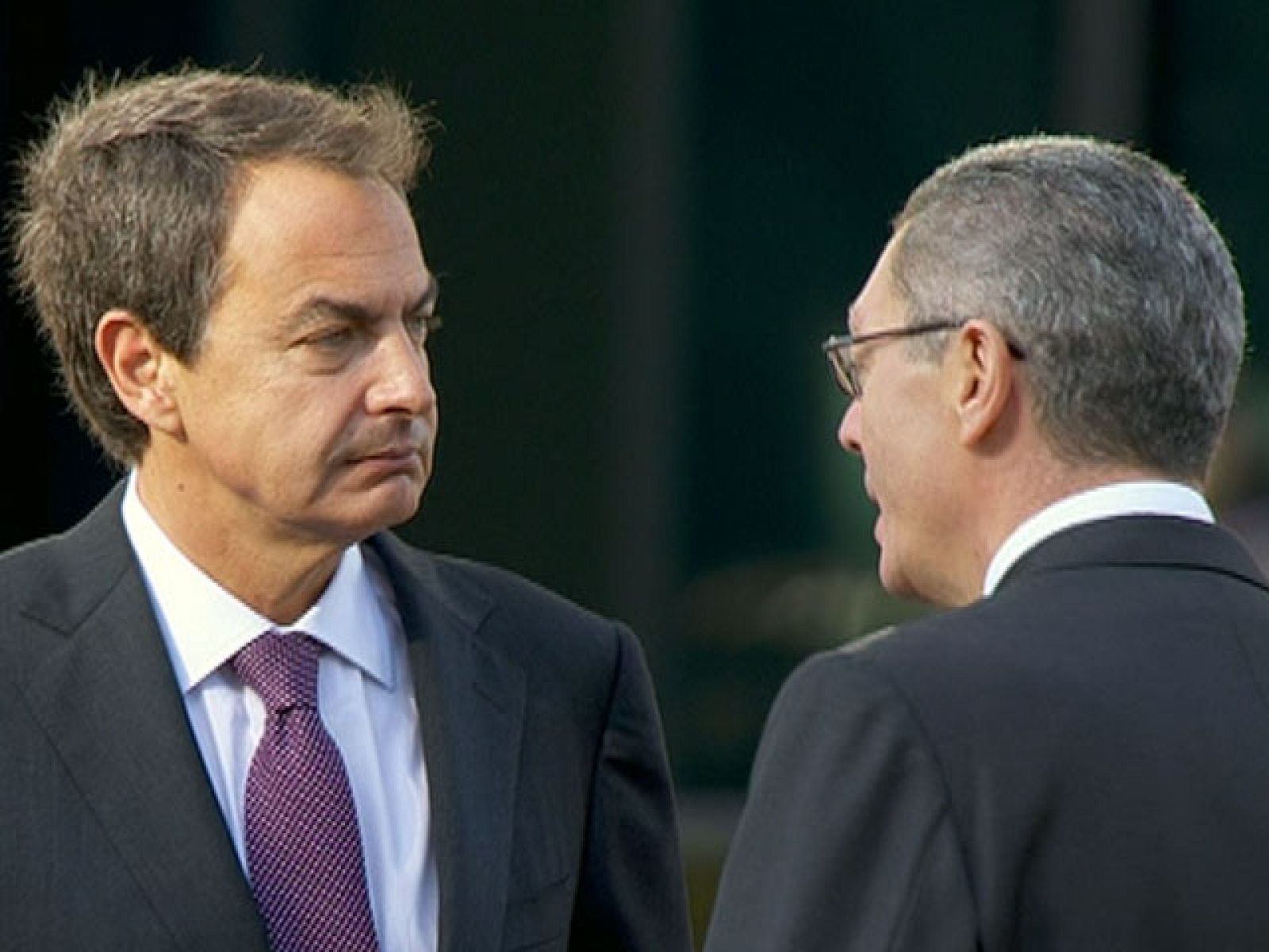 Silbidos y gritos de 'Zapatero, dimisión' al  inicio de la parada militar de la Fiesta Nacional