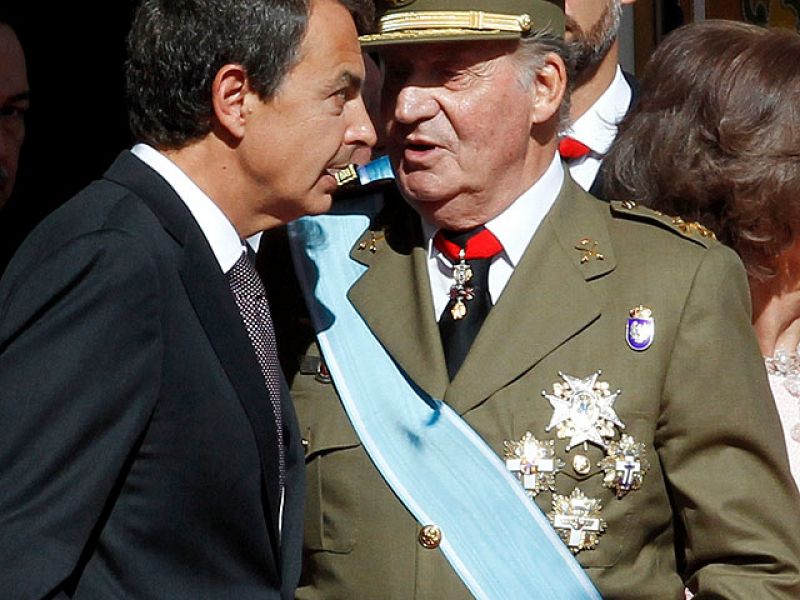 Gritos de "Zapatero dimisión" en el desfile de la Fiesta Nacional