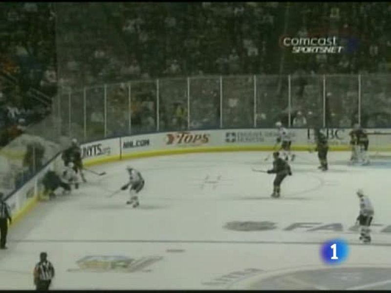 Espectacular placaje en hockey hielo | Ver