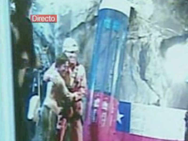 La cápsula con el primer rescatista llega al refugio donde están los mineros | Ver