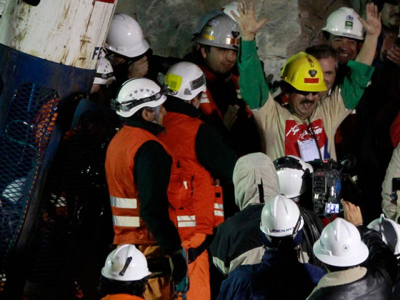 Juan Illanes, tercer rescatado en la mina San José (Chile) | Ver