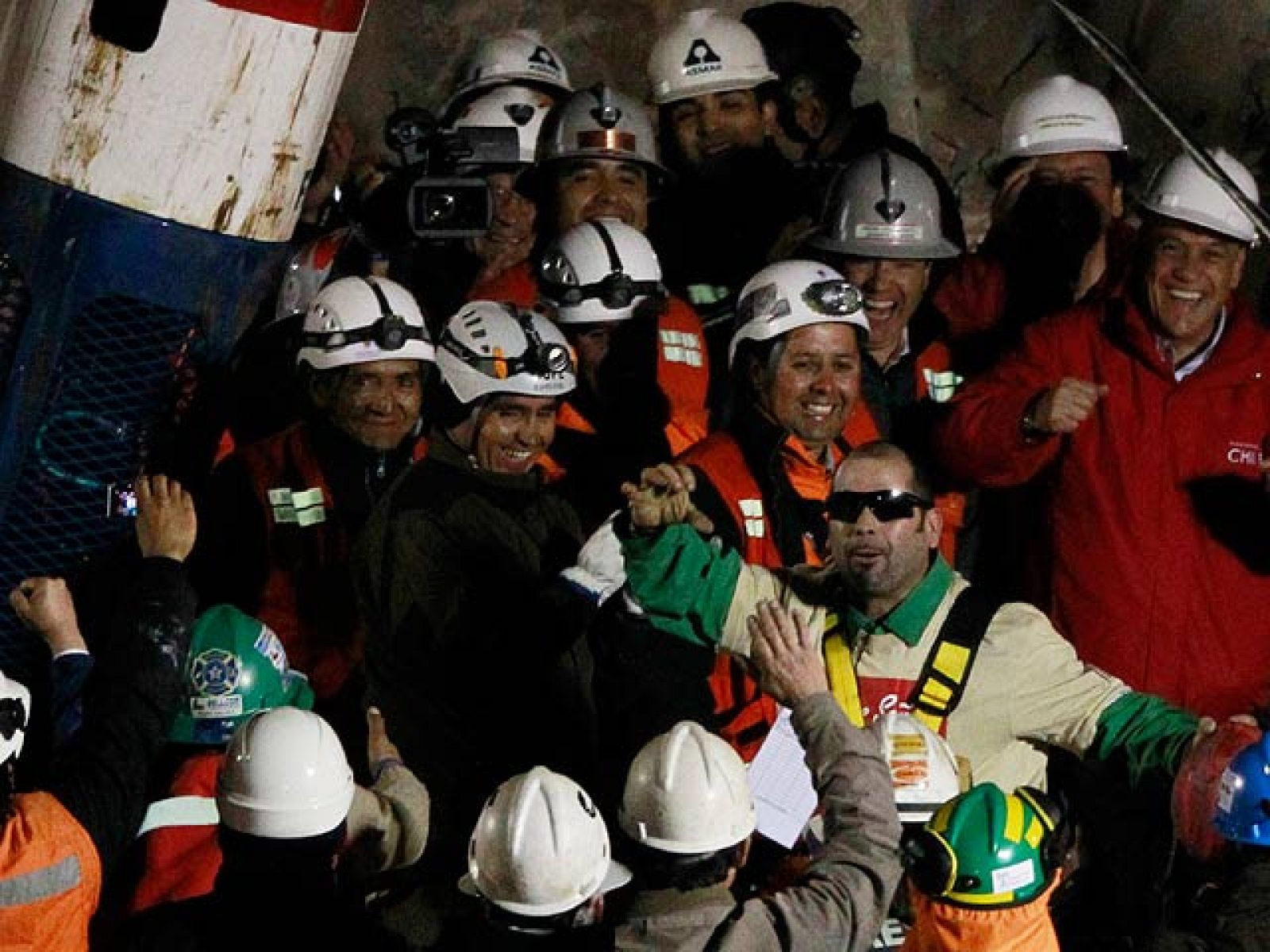 Rescatan a los primeros cuatro mineros | Ver