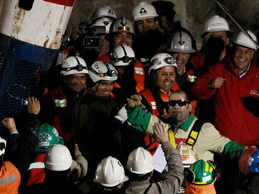  - Rescatan a los primeros 4 mineros