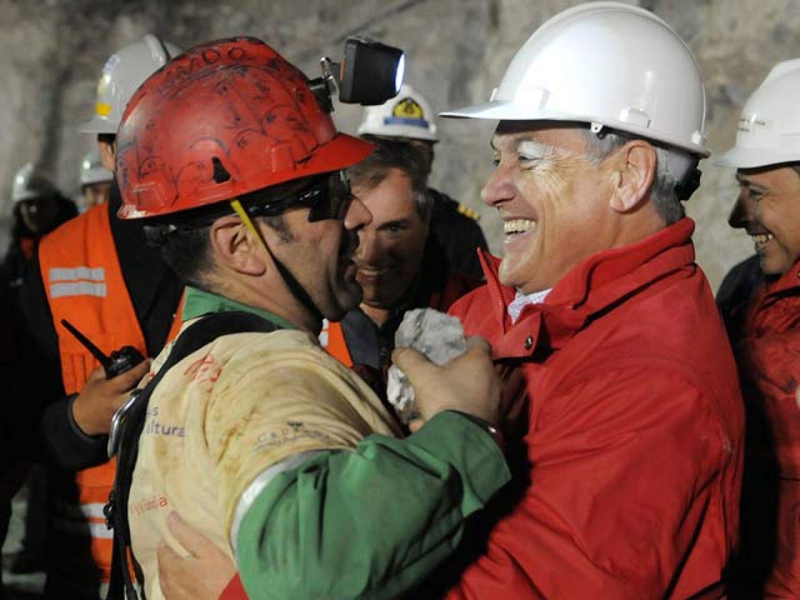 El rescate de los primeros mineros chilenos ha arrancado con éxito, lo que ha provocado la euforia entre los familiares que esperaban en el campamento Esperanza.