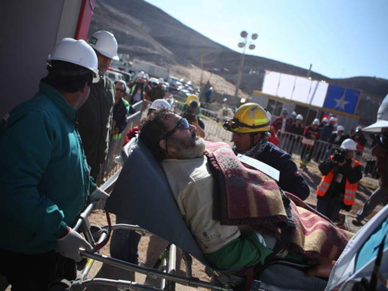 El veterano Jorge Galleguillos ha sido el undécimo en salir de la mina. Ha sido recibido por los presidentes de Chile y Bolivia, Sebastián Piñera y Evo Morales.