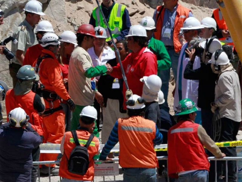 Daniel Herrera, el decimosexto minero en salir, se tira en los brazos de su madre