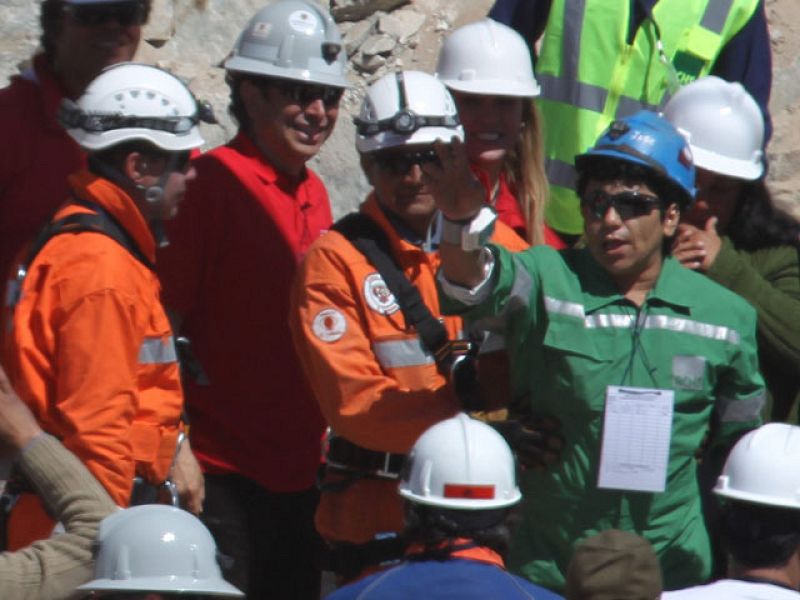 Víctor Zamora, que pasó su cumpleaños dentro de la mina, sale a la superficie