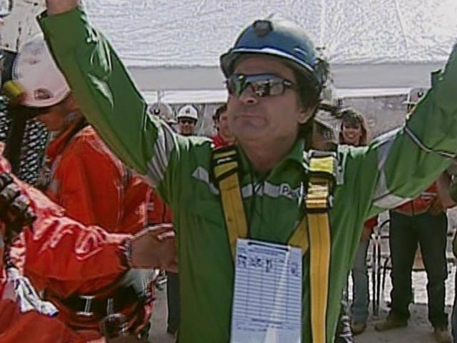 Pablo Rojas, decimonoveno minero que sale a la superficie | Ver