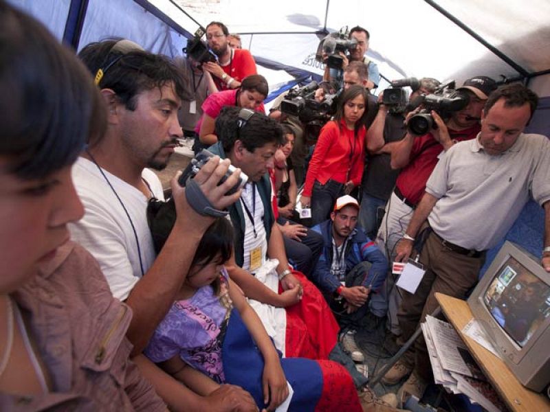 Los chilenos se echan a la calle para celebrar el rescate de sus mineros