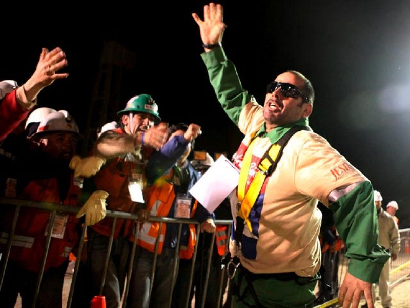 Los mineros salen a la superficie sin complicaciones graves de salud