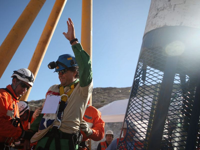 Samuel Ávalos es el vigésimo segundo minero en salir