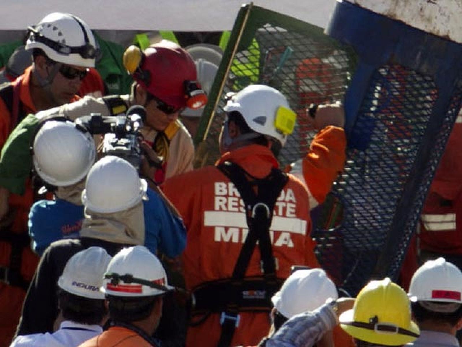 Carlos Bugueño, de 27 años, abraza a su madre nada más salir de la cápsula | Ver