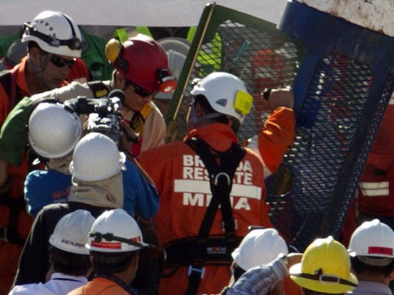 Carlos Bugueño, de 27 años, abraza a su madre nada más salir de la cápsula