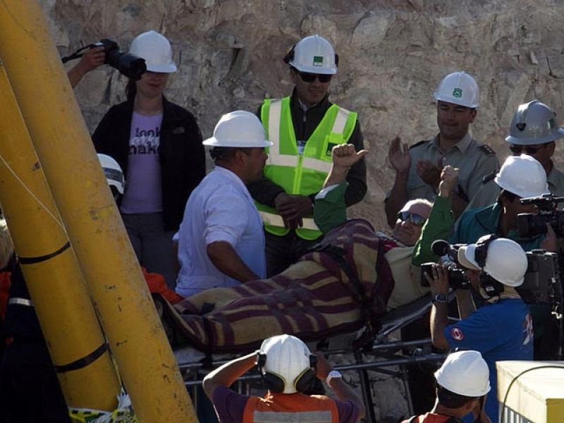 José Henríquez, de 55 años y perforador, sale a la superficie