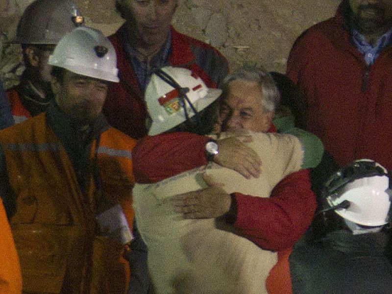 Juan Aguilar, el supervisor del equipo de mineros sale a la superficie