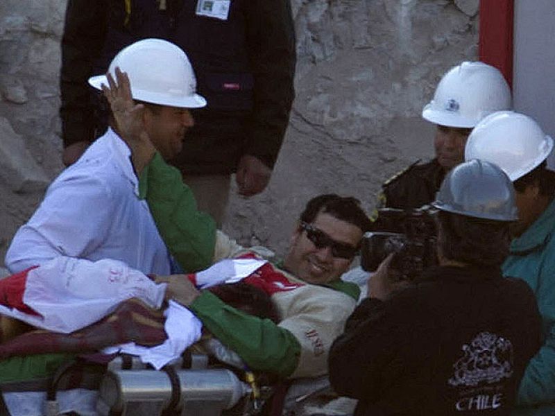 Claudio Acuña sale de mina y espera escuchar el "sí quiero" en la superficie