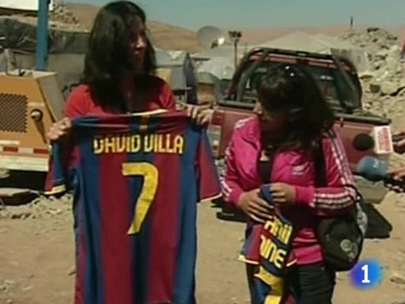 El delantero del Barcelona David Villa, de familia de mineros, ha mandado un mensaje de felicitación a los minteros chilenos rescatados, a los que les envió una camiseta, y les dedicará su próximo gol.