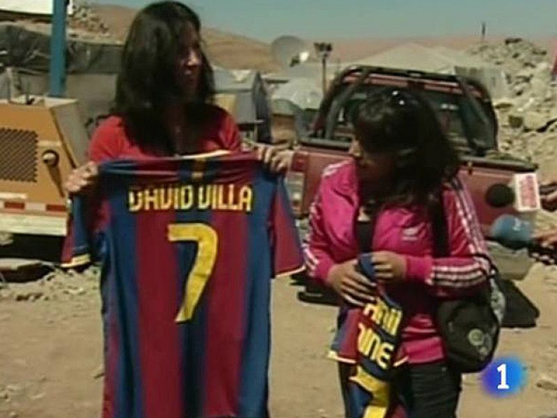 El delantero del Barcelona David Villa, de familia de mineros, ha mandado un mensaje de felicitación a los minteros chilenos rescatados, a los que les envió una camiseta, y les dedicará su próximo gol.
