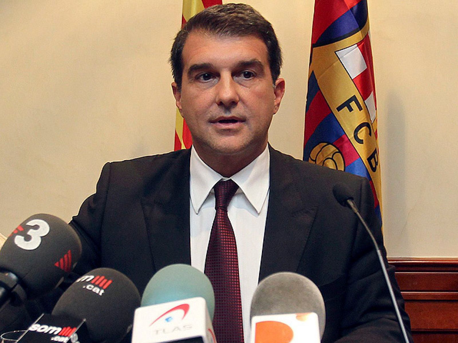 El ex presidente del Barcelona Joan Laporta ha negado que dejase al Barça con pérdidas, tal y como le ha acusado su sucesor Sandro Rosell.