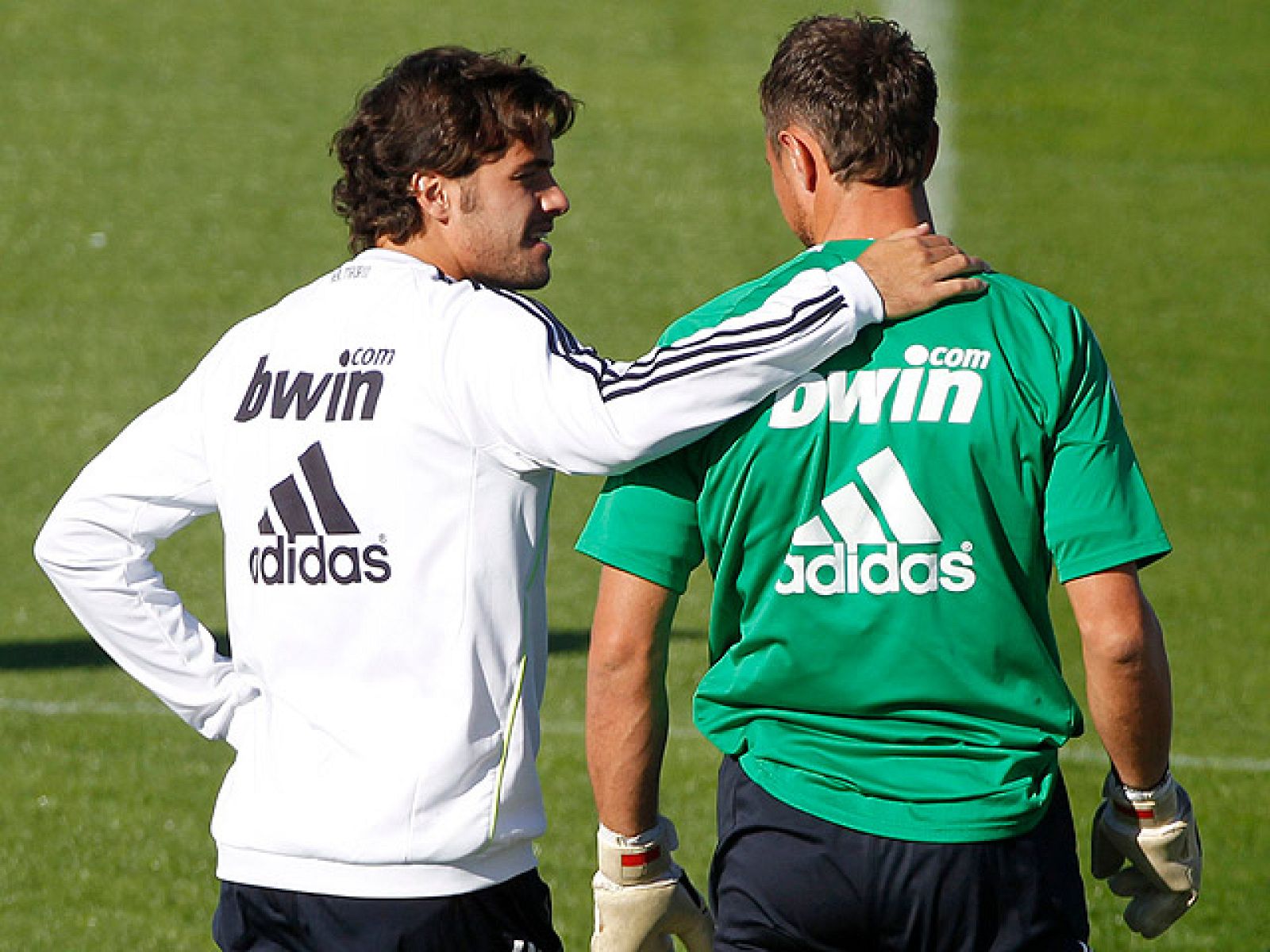 La novedad de la lista de convocados del Real Madrid ha sido el levantamiento del castigo de Mourinho a Pedro León. El que no podrá jugar será Sergio Ramos. En Barcelona, ya están mentalizados para recibir al líder en el Nou Camp.