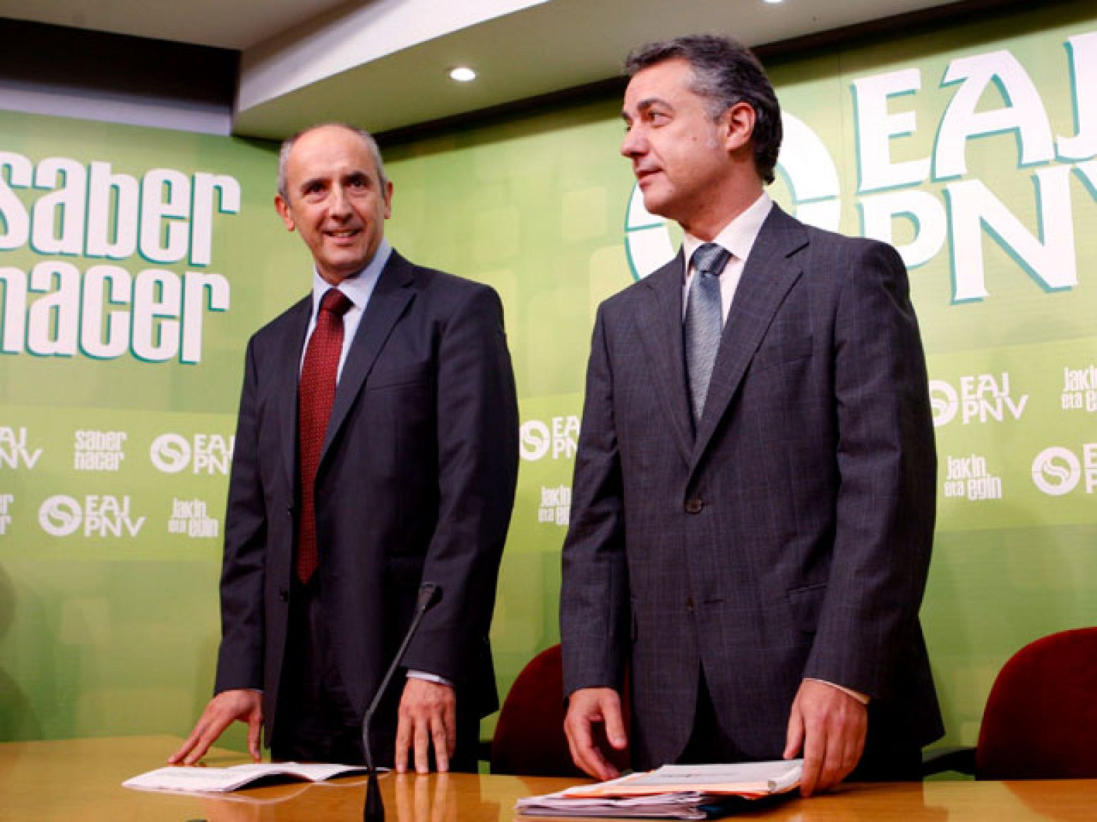 Telediario 2 en cuatro minutos - 15/10/10 | Ver