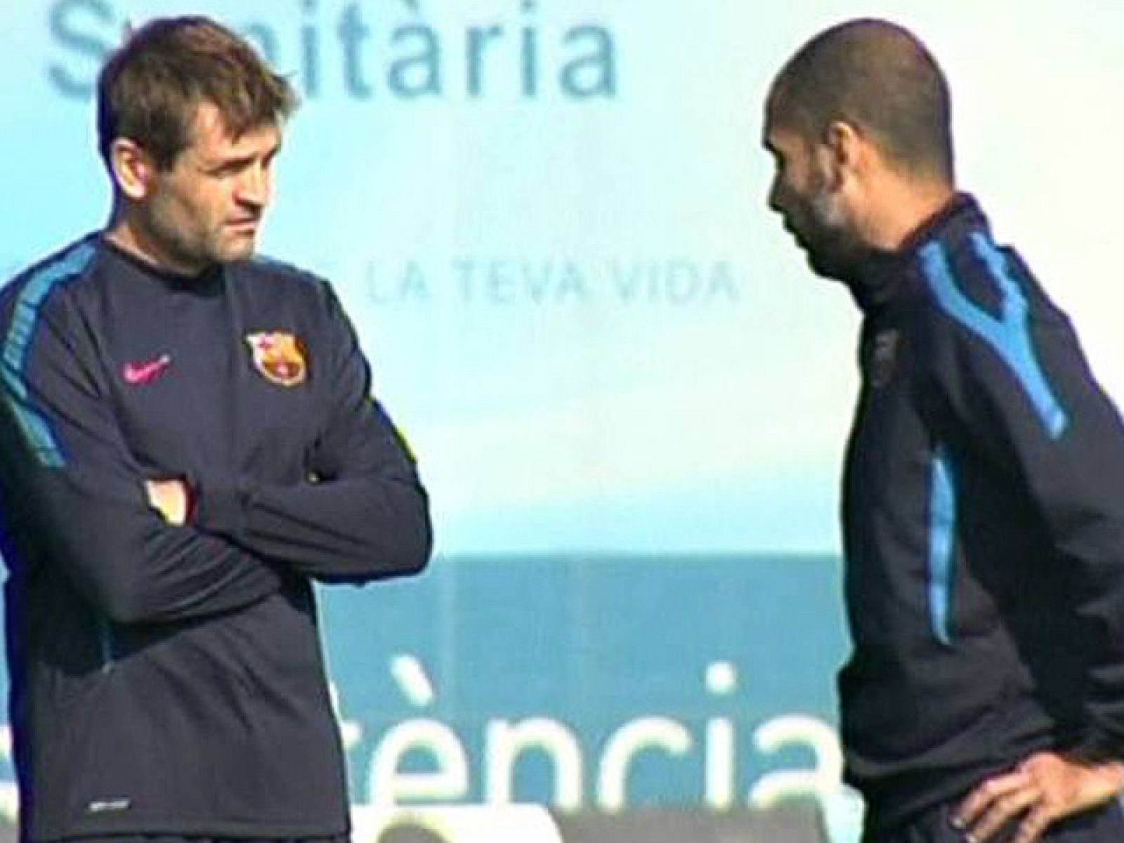 El Valencia acude al Camp Nou con el cartel de líder de la Liga, mientras que el Barça reaparece tras el parón internacional en busca de una victoria y con las altas de Xavi, Pedro y Villa, que se enfrentará a su ex equipo.