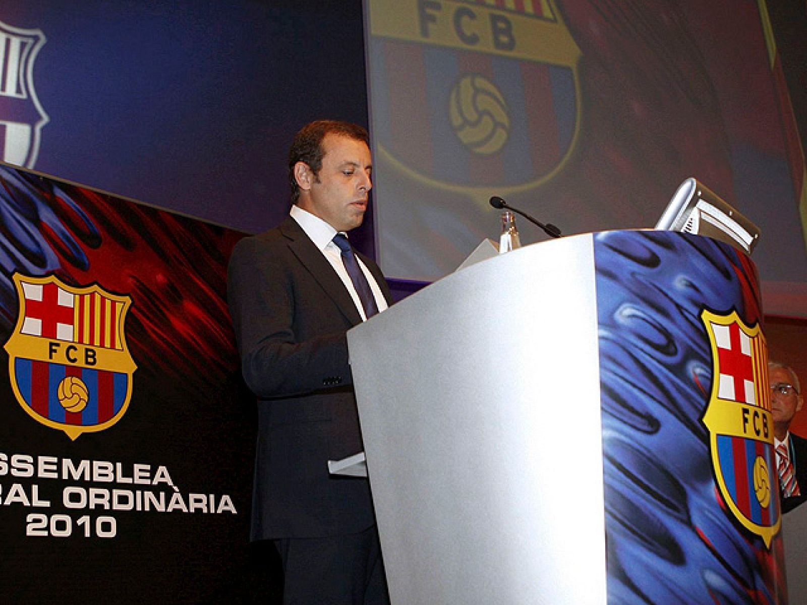 La Asamblea de compromisarios del FC Barcelona ha decidido, por primera vez en la historia del fútbol español y del club azulgrana, que la junta directiva presidida por Sandro Rosell plantee una acción social de responsabilidad contra la gestión del