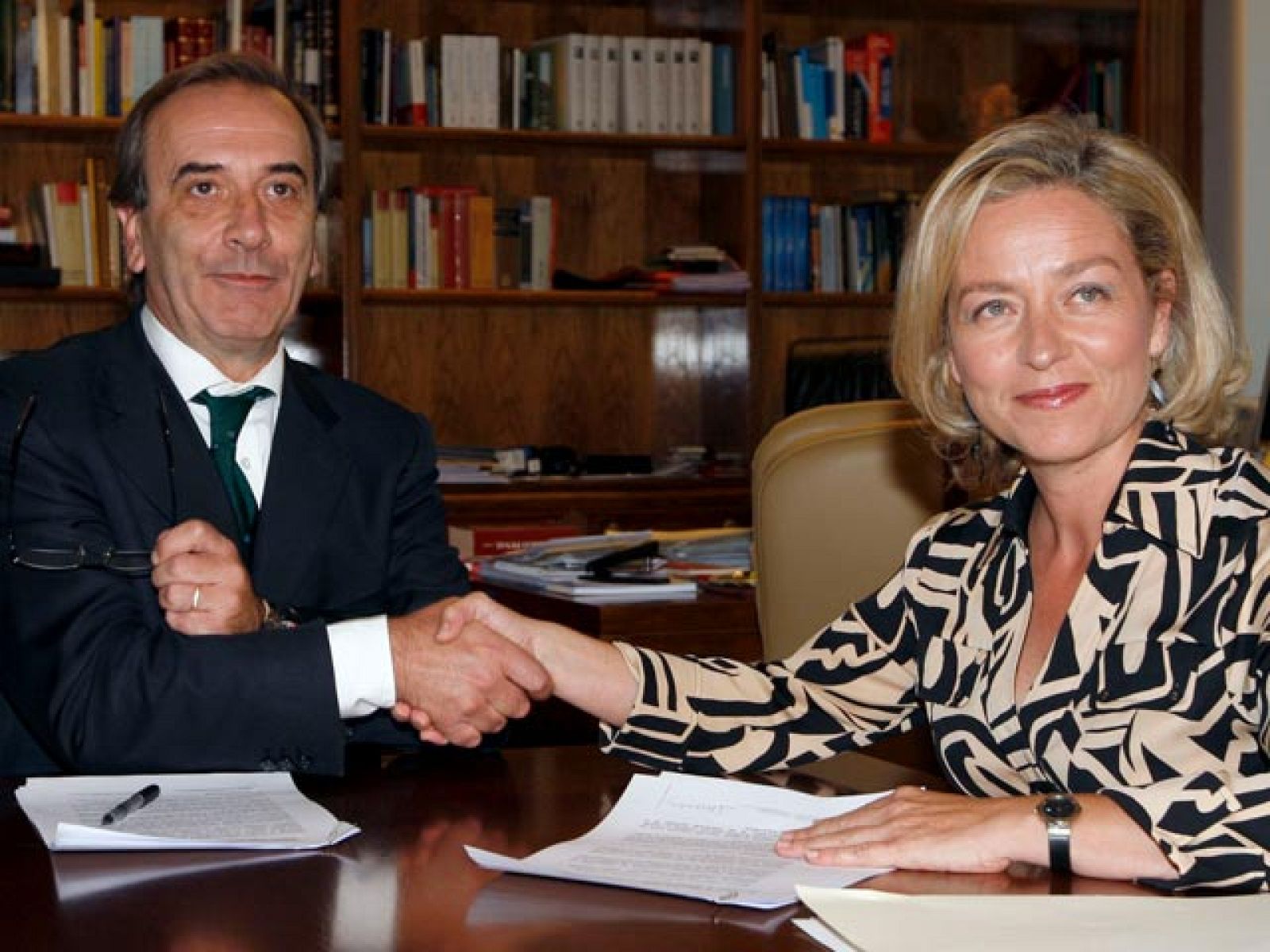 Telediario 2 en cuatro minutos - 18/10/10 | Ver