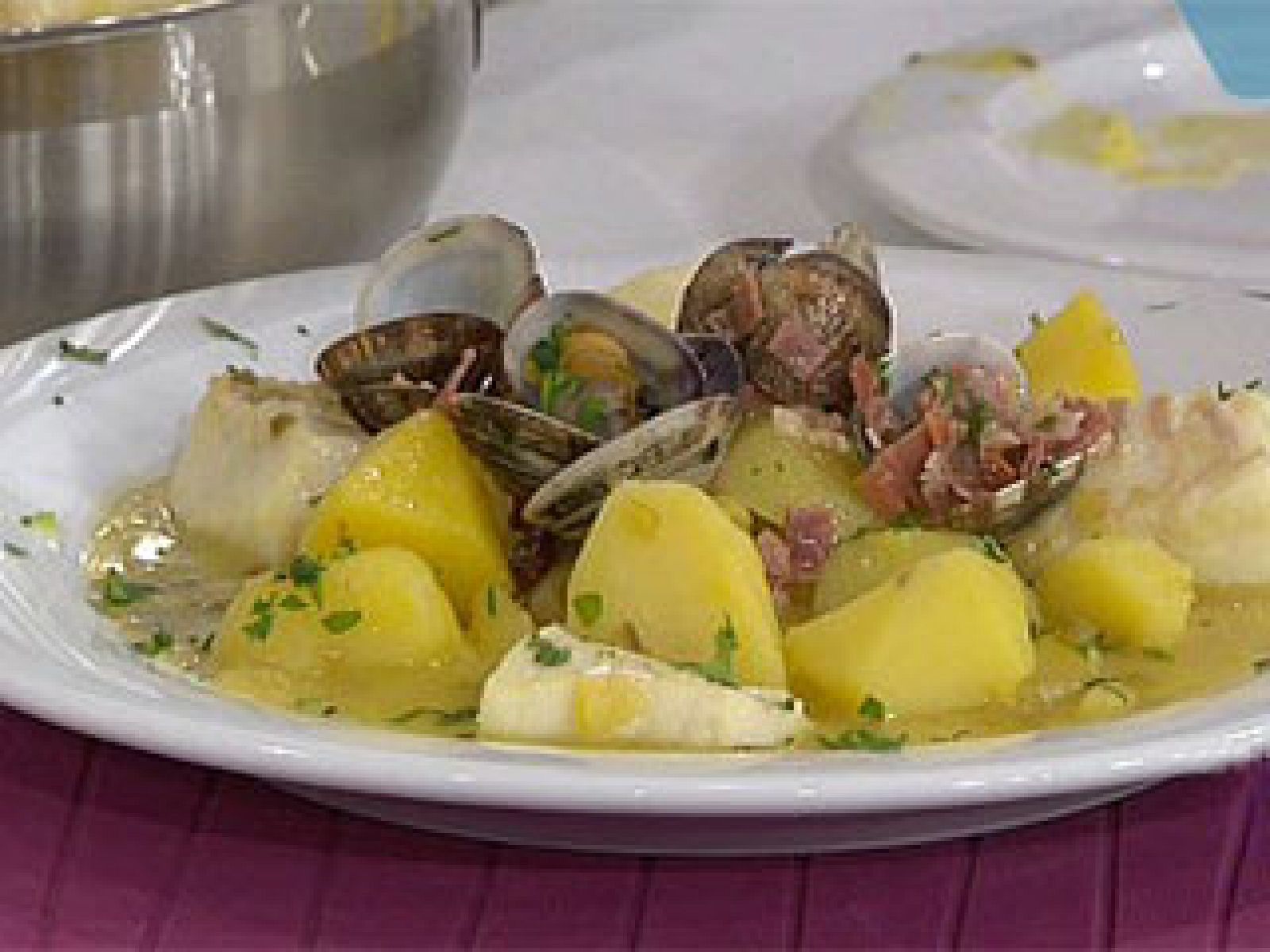 Saber cocinar - Patatas guisadas con bacalao y almejas - RTVE Cocina | Ver