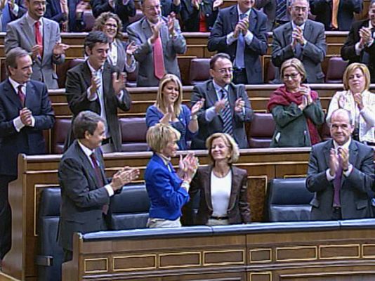  - Aplauso para De la Vega en el pleno del Congreso