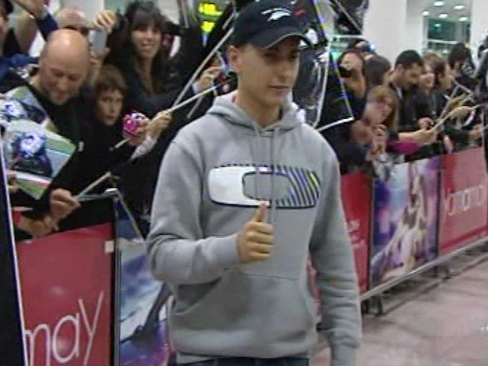 El campeón del mundo de MotoGP Jorge Lorenzo fue recibido por decenas de aficionados a su llegada al aeropuerto barcelonés de El Prat.
