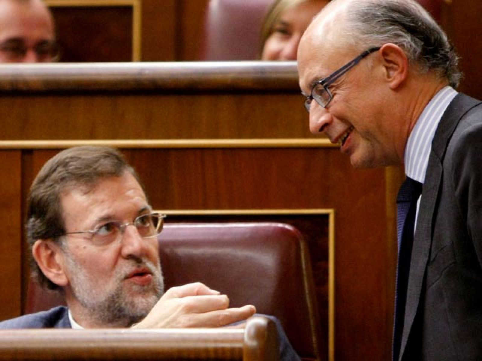 Rajoy pide a Zapatero que cambie "el director de la orquesta, no los músicos" | Ver