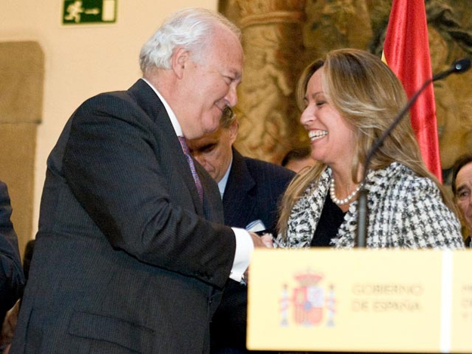 Trinidad Jiménez recibe la cartera de Exteriores de manos de Miguel Ángel Moratinos | Ver