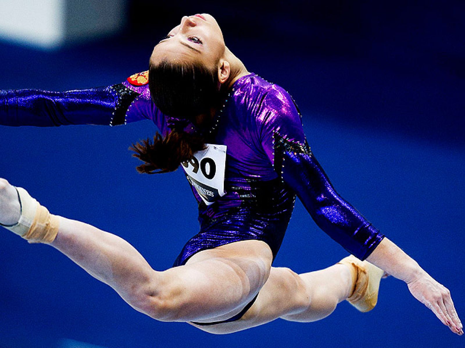 La rusa Aliya Mustafina fue la mejor en el torneo femenino de los Mundiales de Gimnasia. La joven de 16 años doblegó a la representante china Yuyang Jiang (59.998), y a la norteamericana Rebecca Bross (58.966),  que aprovechó el ejercicio de suelo pa